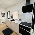 R2 - Newly Renovated Private Room With Its Own Kitchenette In Shared House By Qe Hospital