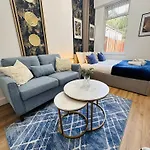 R2 - Newly Renovated Private Room With Its Own Kitchenette In Shared House By Qe Hospital