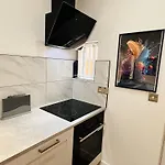 R2 - Newly Renovated Private Room With Its Own Kitchenette In Shared House By Qe Hospital