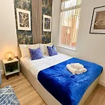 R2 - Newly Renovated Private Room With Its Own Kitchenette In Shared House By Qe Hospital