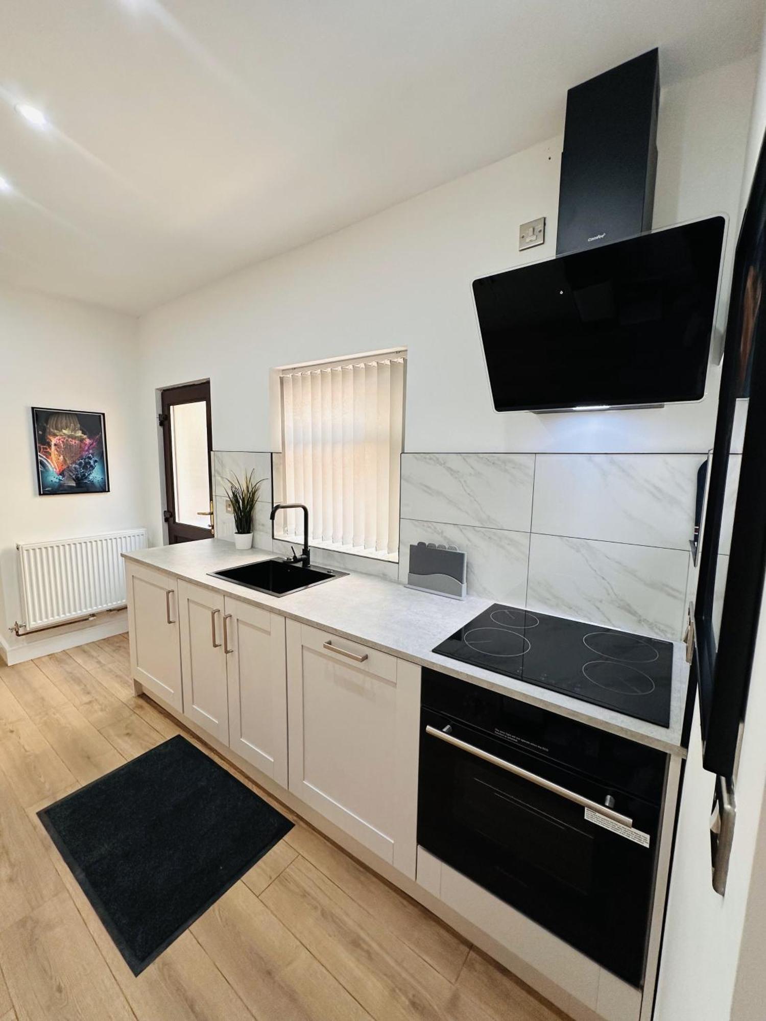 R2 - Newly Renovated Private With Its Own Kitchenette In Shared House By Qe Hospital Guest house