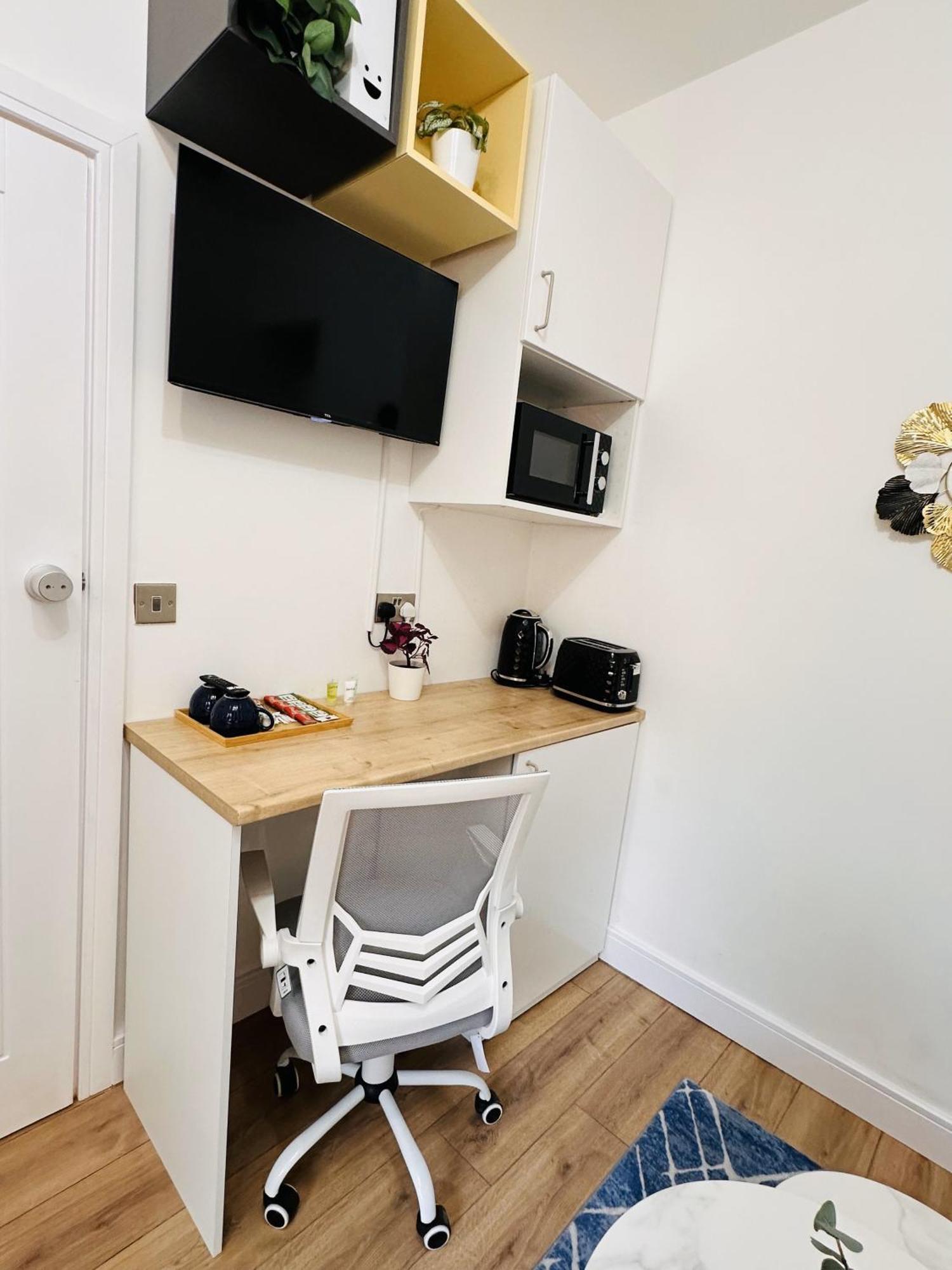 Guest house R2 - Newly Renovated Private With Its Own Kitchenette In Shared House By Qe Hospital Birmingham