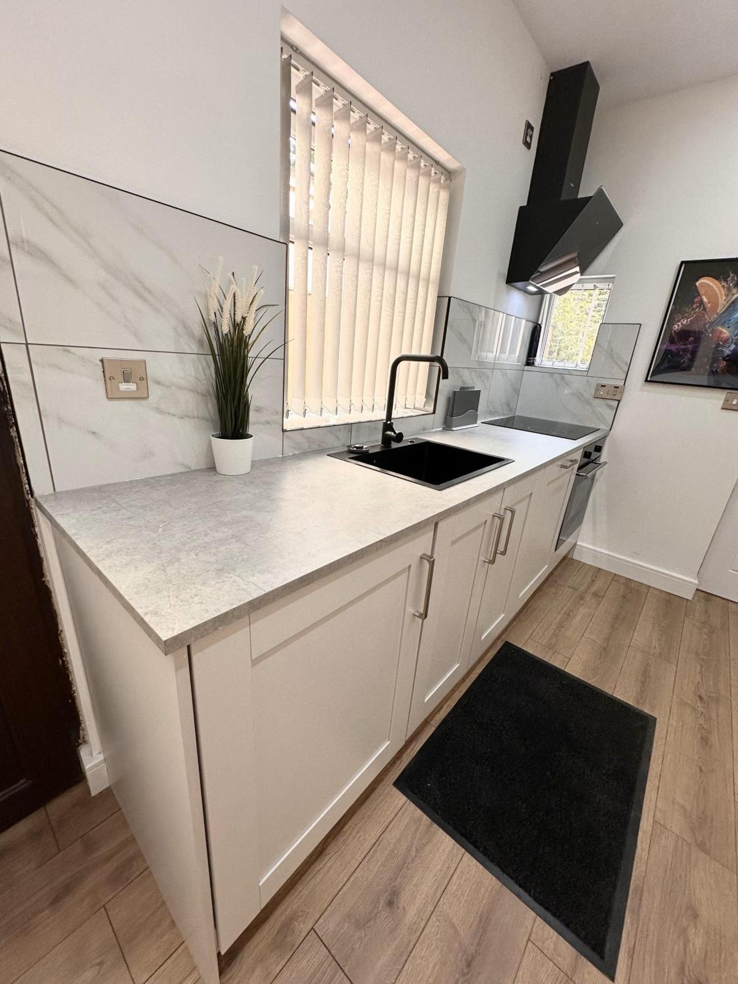 R2 - Newly Renovated Private With Its Own Kitchenette In Shared House By Qe Hospital