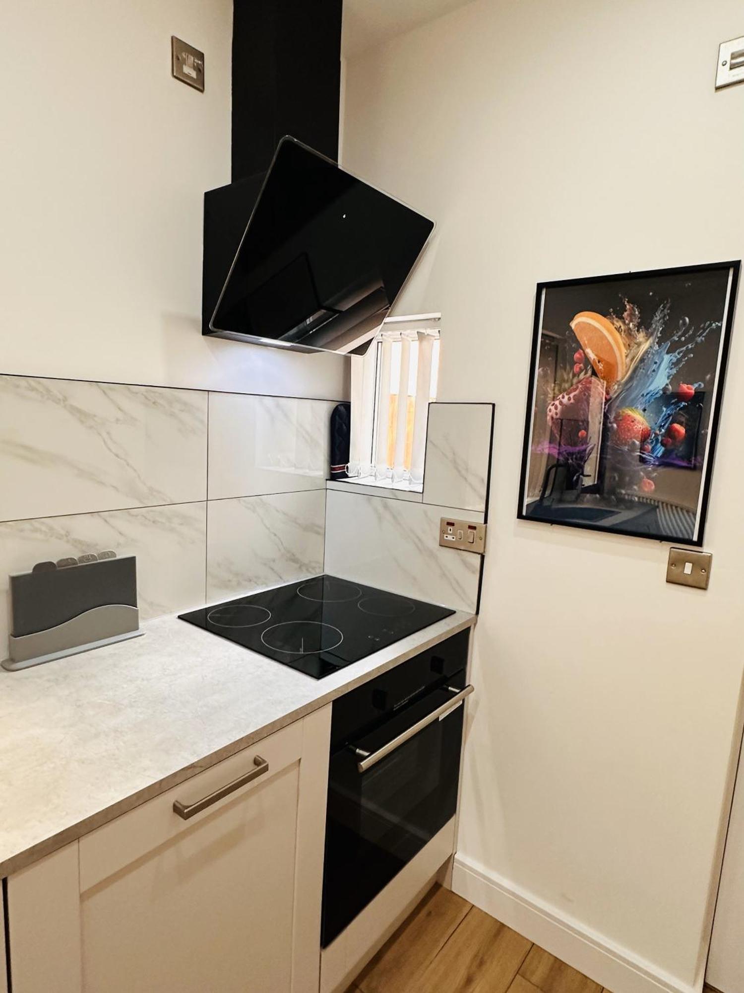 R2 - Newly Renovated Private With Its Own Kitchenette In Shared House By Qe Hospital Guest house Birmingham