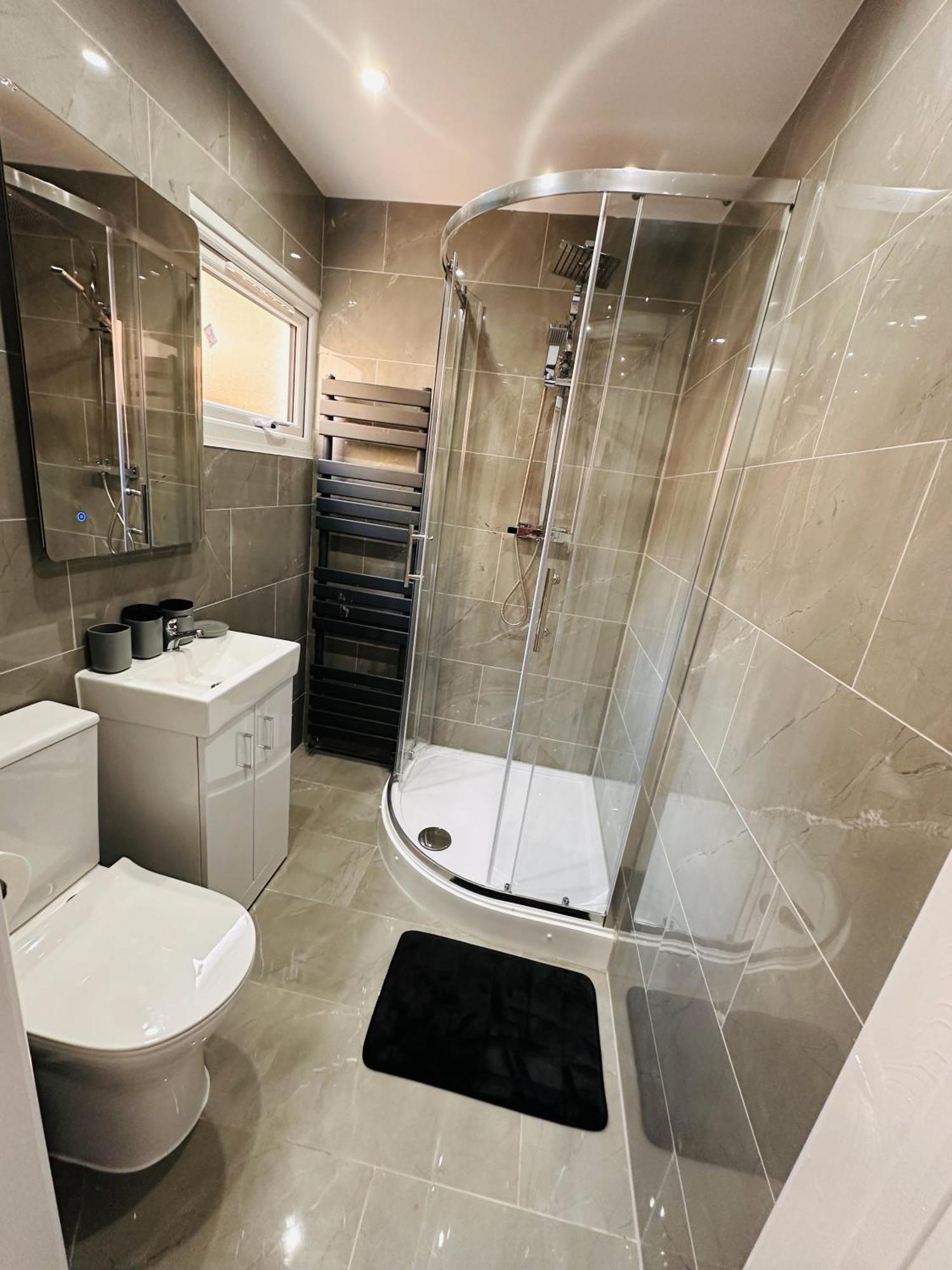 R2 - Newly Renovated Private With Its Own Kitchenette In Shared House By Qe Hospital *